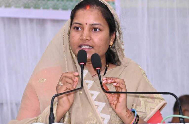 रायपुर : मंत्री मती लक्ष्मी राजवाड़े के मुख्य आतिथ्य में सेवा पखवाड़ा के तहत दिव्यांगजनों एवं वरिष्ठजनों का सम्मान