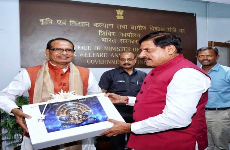 दिल्ली में सीएम डॉ. यादव ने केंद्रीय मंत्री शिवराज से मुलाकात, वैदिक घड़ी भेंट की — क्या है इसके पीछे नई राजनीतिक कहानी?