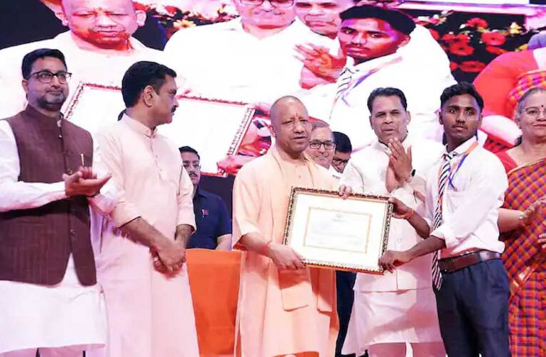 दशहरे से पहले छात्रों को सीएम योगी का तोहफा, 3.96 लाख स्टूडेंट्स को ₹89.96 करोड़ ट्रांसफर