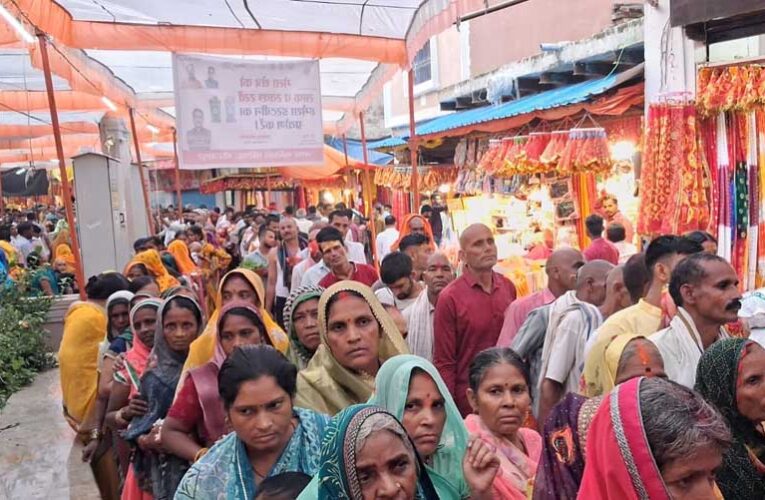 योगी सरकार में सनातन का महापर्व नवरात्रि बना आस्था और विकास का संगम, यूपी के देवी मंदिरों में उमड़ रहे लाखों श्रद्धालु