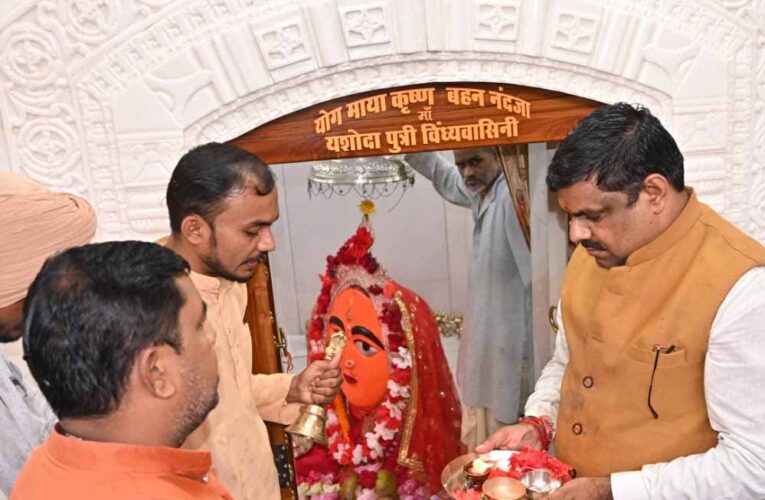 रायपुर : स्कूल शिक्षा मंत्री गजेन्द्र यादव ने धमतरी में माँ विंध्यवासिनी मंदिर में की पूजा-अर्चना