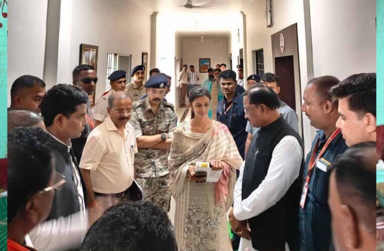रायपुर : बाढ़ में बही पुस्तकें, टेबलेट भी हुआ खराब, पर नहीं रुकेगी पूनम की प्रतियोगी परीक्षा की तैयारी