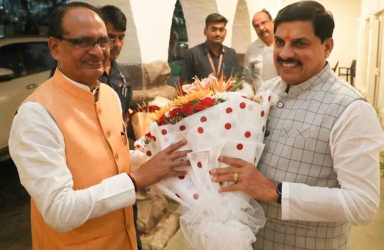 भोपाल: सीएम शिवराज सिंह यादव डॉ. मोहन यादव ने पुष्पगुच्छ से किया स्वागत