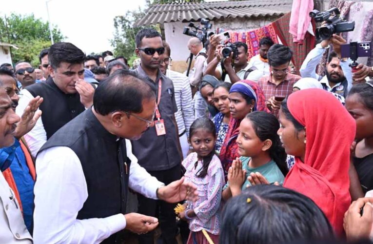 बाढ़ प्रभावितों का हाल जानने उनके बीच पहुँचे मुख्यमंत्री साय: अधिकारियों को राहत एवं पुनर्वास कार्यों में तेजी लाने के निर्देश