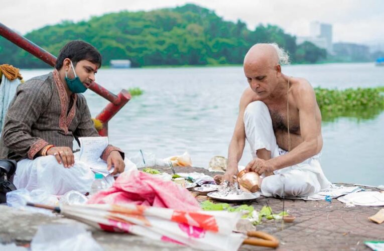 पितृपक्ष शुरू! घाट नहीं जा सकते? घर पर ऐसे करें पितरों का श्राद्ध
