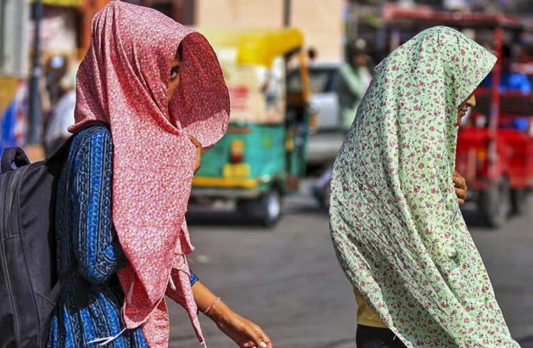 दिल्ली में तपती धूप का कहर, कब आएगी बारिश से राहत?