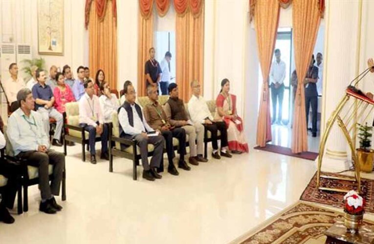 अपने अनुभव और प्रयासों से वंचित और गरीबों की मदद करें : राज्यपाल पटेल