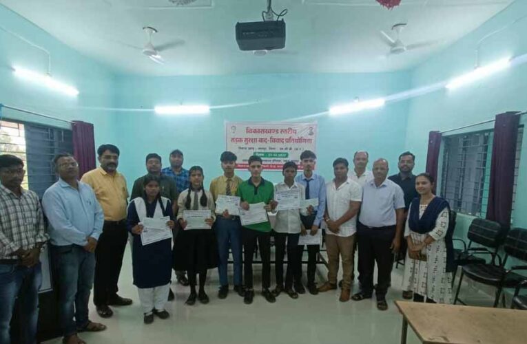 भरतपुर में सड़क सुरक्षा विषयक वाद-विवाद प्रतियोगिता सम्पन्न, विजेताओं को चेक और प्रशस्ति पत्र देकर किया गया सम्मान