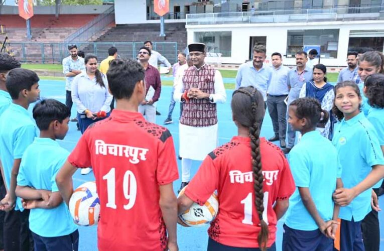 मंत्री सारंग ने ‘मिनी ब्राजील’ विचारपुर टीम के खिलाड़ियों से की मुलाकात