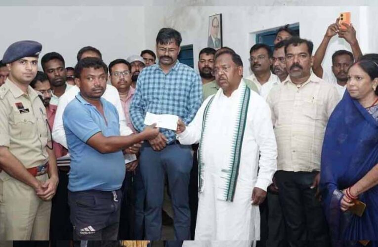 रायपुर : लुत्ती बांध टूटने से प्रभावित परिवारों से मिले कृषि मंत्री,  बंधाया ढांढस, हर संभव मदद करने दिलाया भरोसा