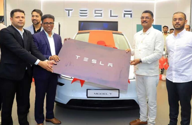 भारत में पहली TESLA डिलीवरी, मंत्री प्रताप सरनाईक ने ली चाबी, पोते को देंगे गिफ्ट