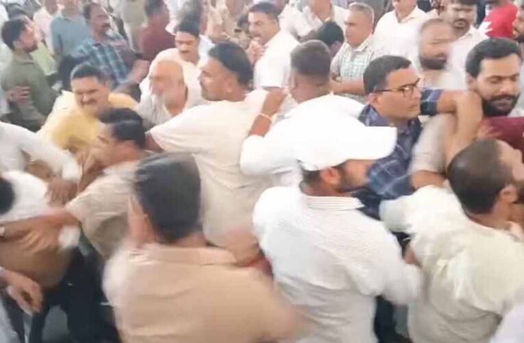 उत्तराखंड कांग्रेस की बैठक में बवाल: दो गुटों में मारपीट, वरिष्ठ नेता के फटे कपड़े