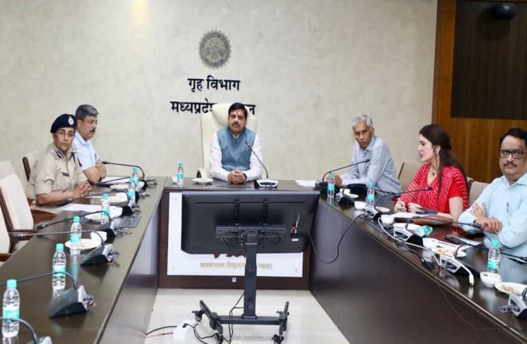 अलर्ट रहें, वर्षा के चलते सावधानी रखकर अतिरिक्त व्यवस्थाएं रखें : मुख्यमंत्री डॉ. यादव
