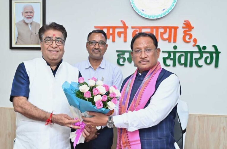 रायपुर : मुख्यमंत्री से ट्रिपल आई टी नया रायपुर के निदेशक प्रोफेसर ओमप्रकाश व्यास ने की सौजन्य मुलाकात