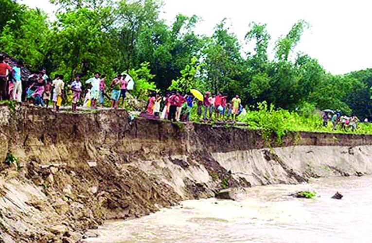 बिजनौर में गंगा का कहर, तटबंध कटान से 50 गांवों में बाढ़ का खतरा