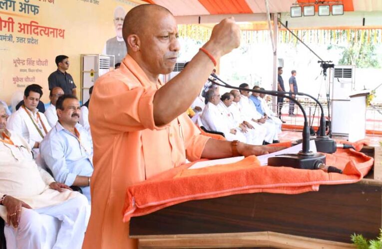 बाढ़ पीड़ितों के लिए राहत सामग्री मानवीय संवेदना की महत्वपूर्ण कड़ी- सीएम योगी