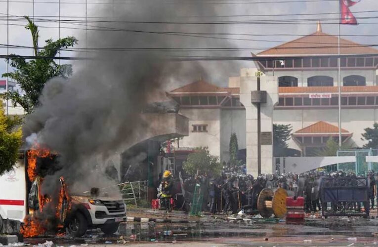 नेपाल में हिंसक प्रदर्शन: 20 की मौत, 100 घायल; PM ओली के इस्तीफे की मांग तेज