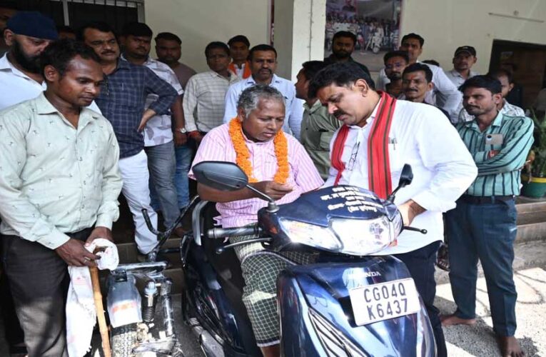 रायपुर : उप मुख्यमंत्री विजय शर्मा ने दिव्यांग युवक को दिया आगे बढ़ने का सहारा, अमर मरकाम को तत्काल मिली स्कूटी