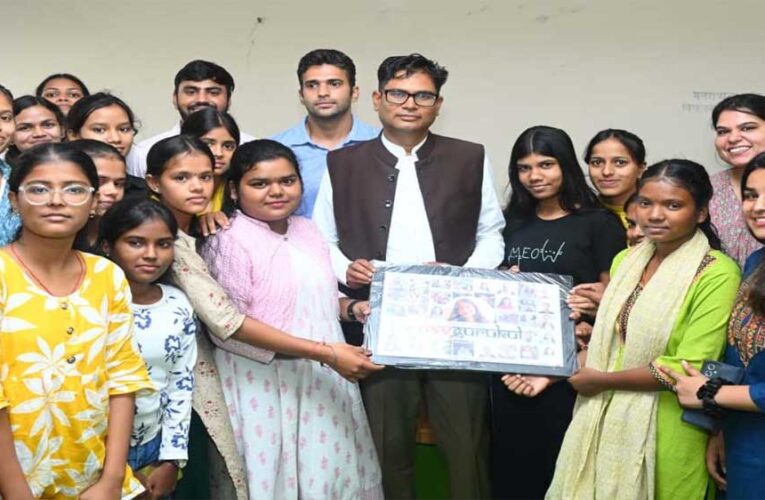 रायपुर : ‘नवगुरुकुल’ में छात्राओं से मिले वित्त मंत्री ओ.पी. चैधरी, आत्मविश्वास और सकारात्मक सोच से आगे बढ़ने की दी प्रेरणा