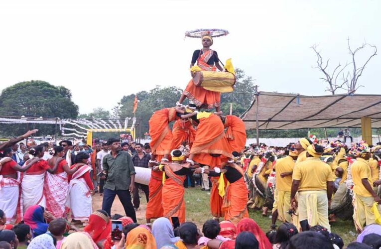 रायपुर : महिला एवं बाल विकास मंत्री श्रीमती राजवाड़े संबलपुर में करमा तिहार उत्सव में शामिल हुईं