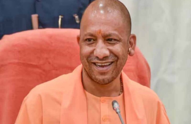 सीएम योगी ने छात्रों को दी छात्रवृत्ति, कहा- अब सबको मिलेगा समान लाभ