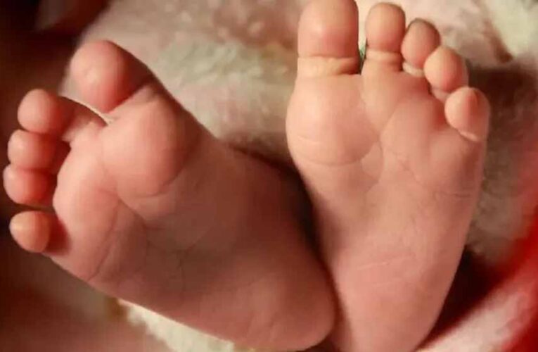 दर्दनाक हादसा: गणेश पंडाल में खेलते बच्चे को आया हार्ट अटैक, मां की गोद में ही मौत