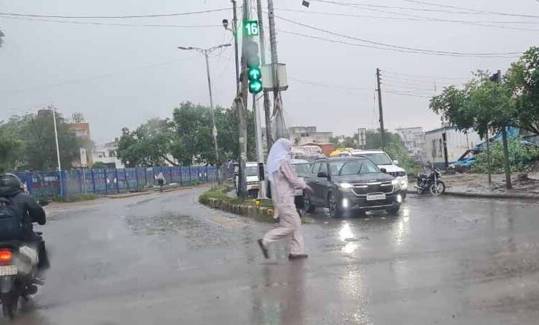 NCR में भारी बारिश: दिल्ली-जयपुर हाईवे पर भरा पानी, मौसम विभाग ने जारी किया अलर्ट