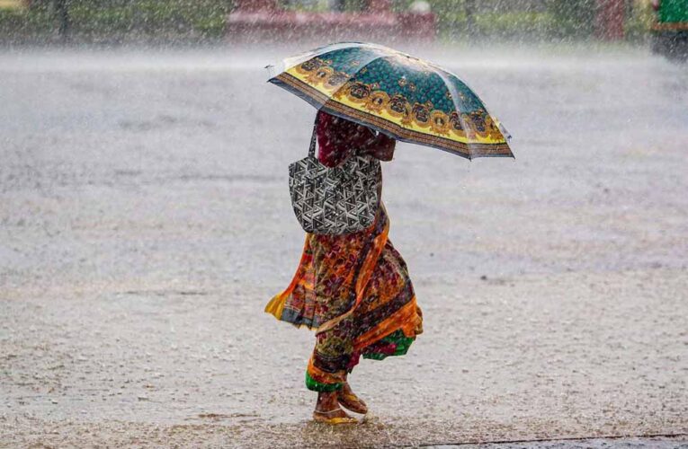 यूपी में मौसम का कहर: 11 जिलों में भारी बारिश का अलर्ट, पारा 4° गिरा