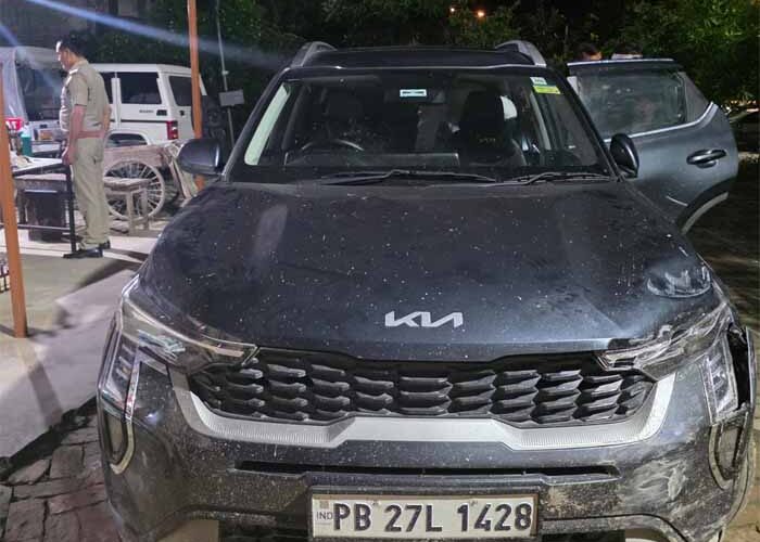 लखनऊ में आबकारी विभाग की बड़ी कार्रवाई, KIA सोनट से 473 बोतल अवैध विदेशी शराब बरामद