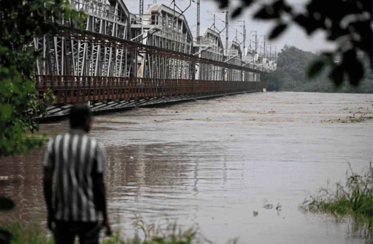 दिल्ली में हाहाकार: यमुना 207 मीटर पार, लोग बिस्किट खाकर कर रहे गुजारा