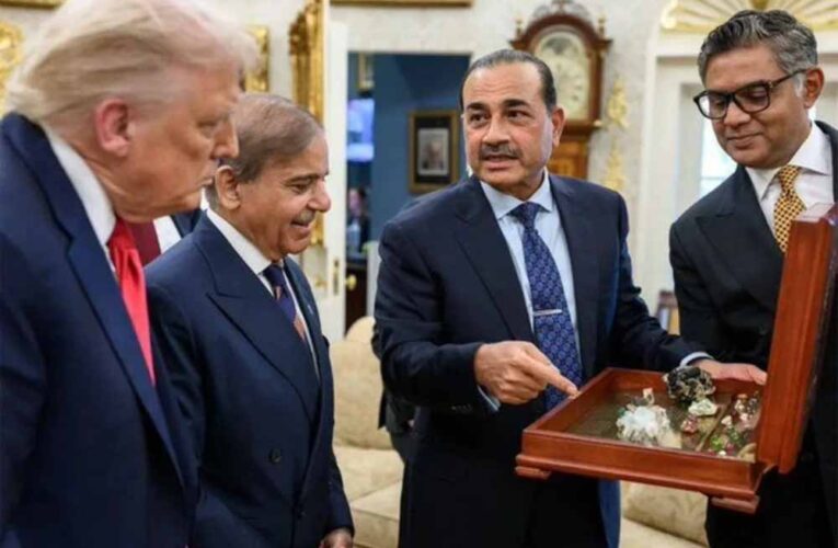 पाकिस्तान की हिचकिचाहट या मजबूरी? शहबाज-मुनीर ट्रंप से मिले खास तोहफे के साथ