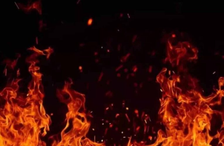 डीटीसी बस में लगी भीषण आग, मोटरसाइकिल से टक्कर के बाद यात्री बाल-बाल बचे