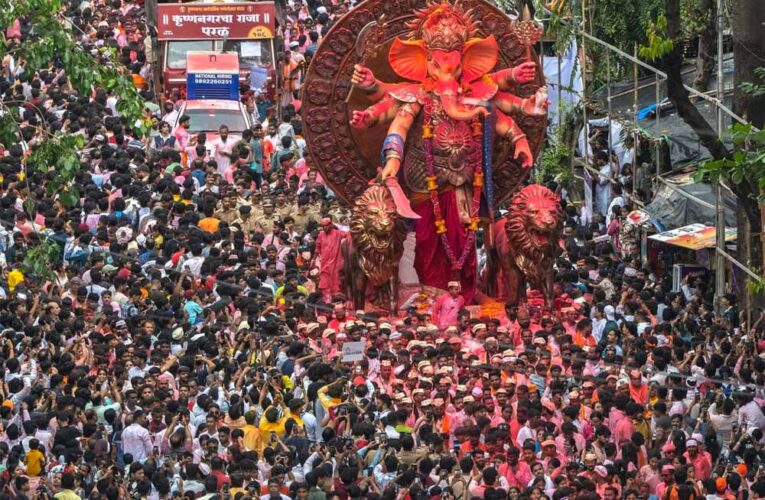 मुंबई गणपति विसर्जन में हादसा: मूर्ति से टकराया बिजली का तार, 1 की मौत, 5 घायल