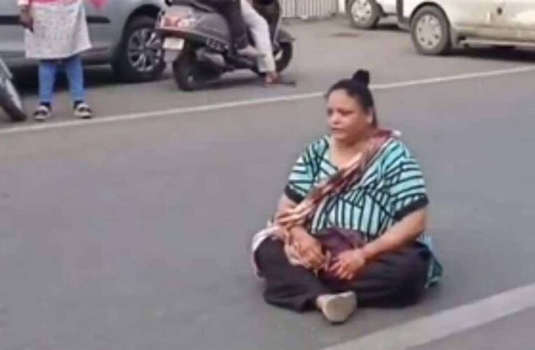 गुजरात में सड़क पर धरने पर बैठी महिला, 20 रुपये में सिर्फ 4 गोलगप्पे मिलने पर किया विरोध