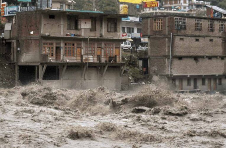 हिमाचल में रेड अलर्ट: 1,300 से ज्यादा सड़कें बंद, 2 हजार वाहन फंसे, रेल सेवा ठप