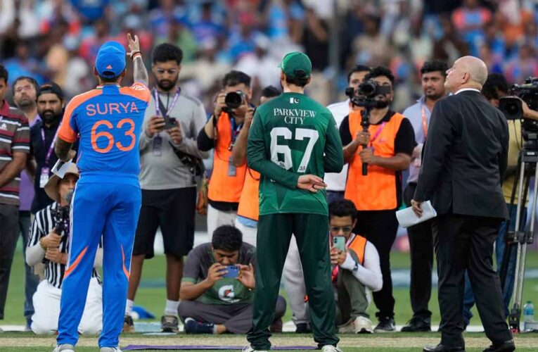 इंडिया-पाक मैच में कप्तानों ने नहीं मिलाई हाथ, टॉस से सिर्फ 4 मिनट पहले हुई खुलासा