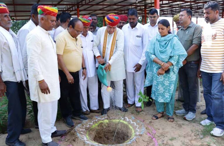 संसदीय कार्य मंत्री ने धवा के बड़ला नगर के ग्रामीण सेवा शिविर का किया अवलोकन