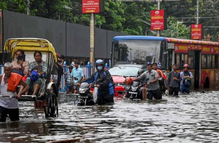 कोलकाता में बारिश का कहर: पानी में करंट, 5 लोगों की मौत, मौसम विभाग ने जारी किया रेड अलर्ट
