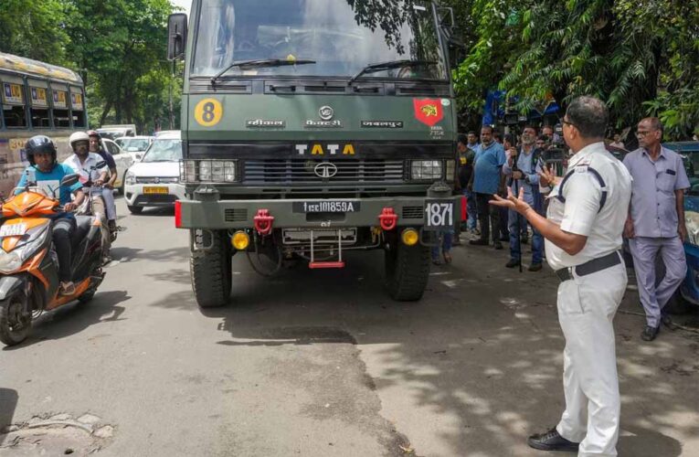 कोलकाता में पुलिस ने रोका सेना का ट्रक, TMC का मंच गिरने के अगले दिन हुई कार्रवाई
