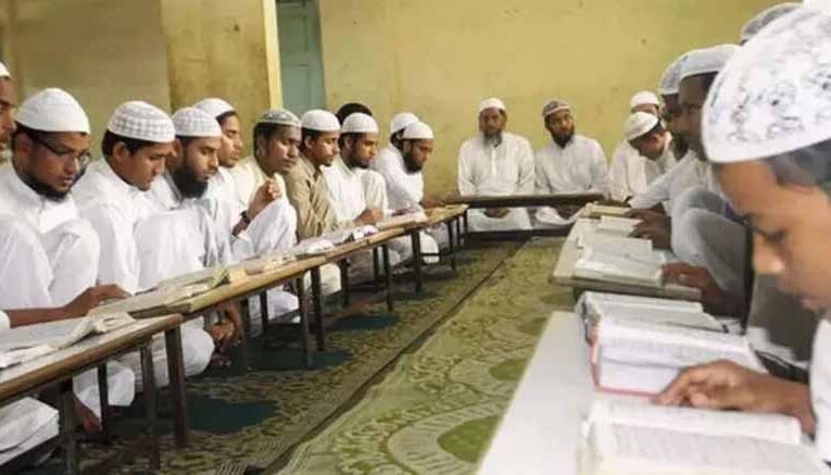 UP के 558 मदरसों की जांच रुक गई, हाई कोर्ट ने सरकार को नोटिस भेजा