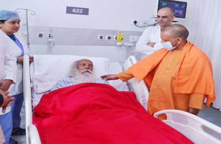 मुख्यमंत्री योगी आदित्यनाथ पहुंचे दिगंबर अखाड़ा, महंत सुरेश दास महाराज के स्वास्थ्य की ली जानकारी