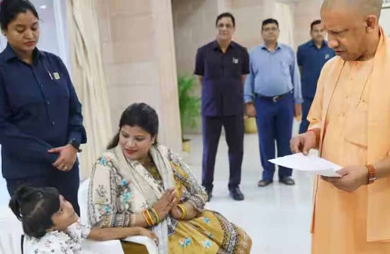 ‘जनता दर्शन’: स्कूल में प्रवेश को लेकर सीएम से मिलीं नन्ही मायरा