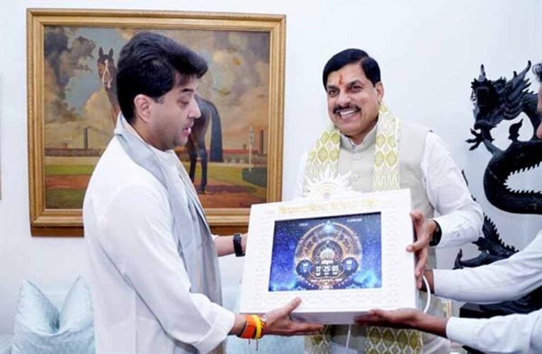 मुख्यमंत्री डॉ. यादव ने केंद्रीय मंत्री सिंधिया से मुलाक़ात कर भेंट की वैदिक घड़ी