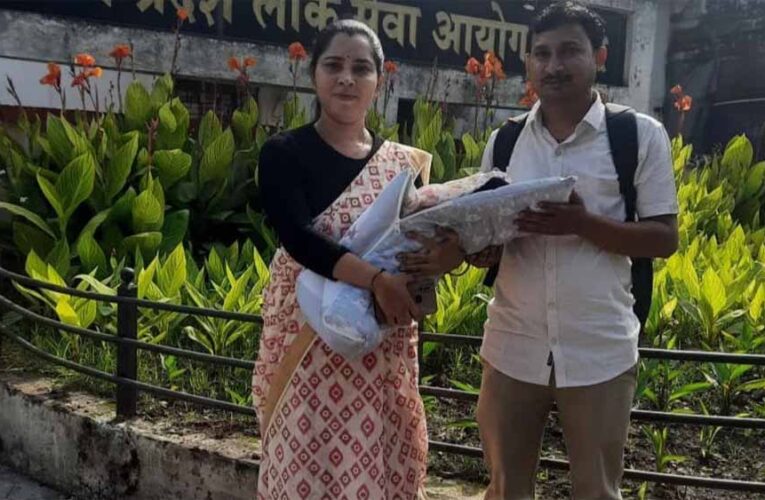 20 दिन की बेटी को गोद में लेकर DSP बनीं मैहर की वर्षा, पहली रैंक से किया इतिहास!