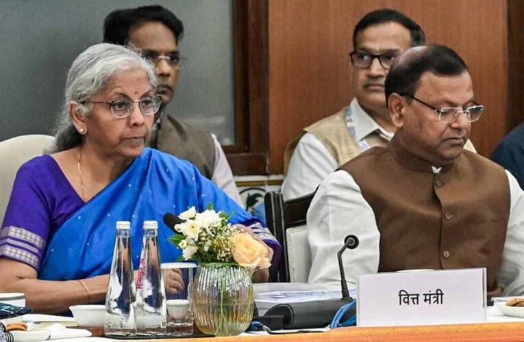 जूते-चप्पल और कपड़े होंगे सस्ते, GST काउंसिल ने घटाए टैक्स स्लैब