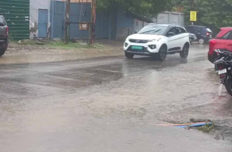 नोएडा में बदला मौसम, बारिश ने गर्मी को किया दूर