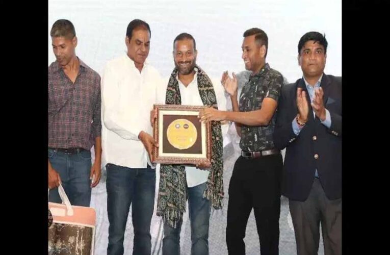 रविंद्र लाइफटाइम अचीवमेंट अवॉर्ड से सम्मानित