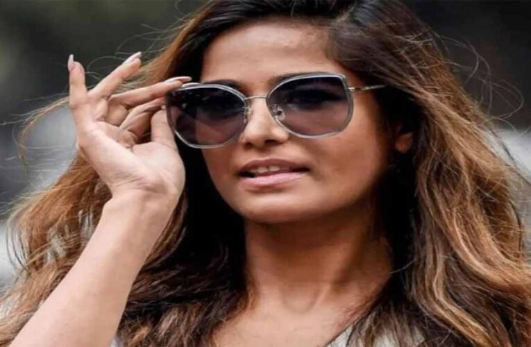 रामलीला विवाद: पूनम पांडे नहीं निभाएँगी मंदोदरी, कमेटी ने मांगी माफी