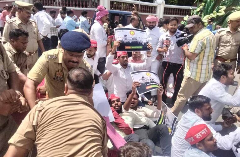 सपा छात्र सभा ने ABVP समर्थन में किया प्रदर्शन, पुलिस के साथ हुई तीखी झड़प