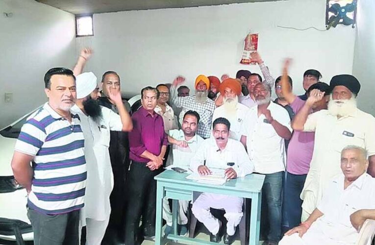 मांगें ना मानने पर जिला डिपो होल्डर ने किया रोष प्रदर्शन